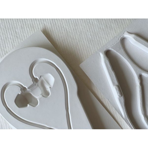 Устойчивая упаковка из формованной целлюлозы для умных наушников зеленого цвета