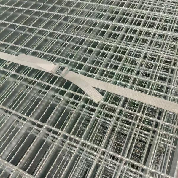 Large output, wide application range and long life of steel grating