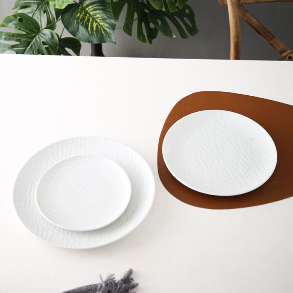 Керамические тарелки и чаши для домашнего потребления