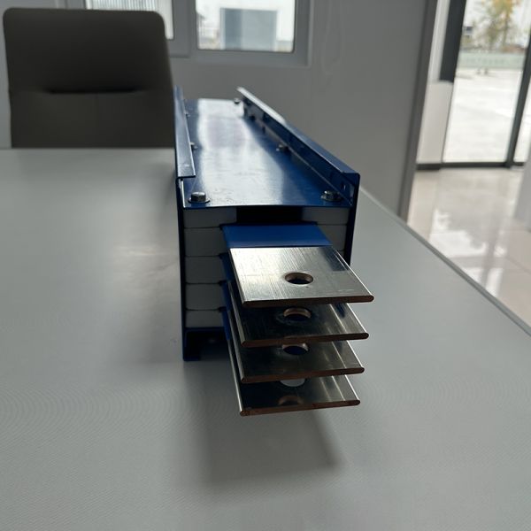 Sistema de canalización de barras colectoras aisladas con aire y plástico pulverizado duradero