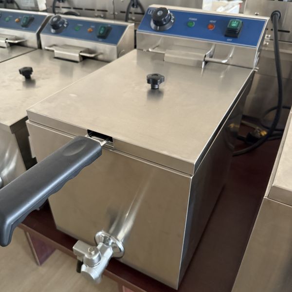 Commercial Electric Deep Fryer with Stainless Steel Construction 10L Capacity and Adjustable Thermostat