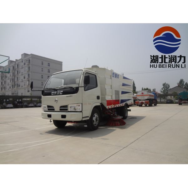 DFAC 4x2 RHD Euro III Road Sweeping Truck for Road Surface Cleaning