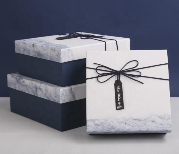 As caixas de presente do Natal do bloco liso reciclaram os materiais brancos do cartão com fita