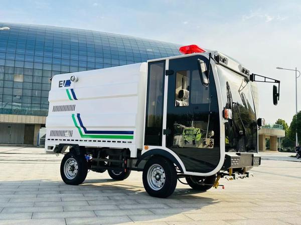 Fully Enclosed Sanitation Cleaning Truck Four Wheel Drive Pure Electric Sprinkler Truck