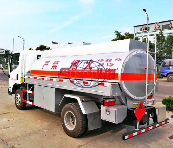 HOWO 1000 - 1200 Gallons Petrol Tank Truck Carbon Steel Tank Material