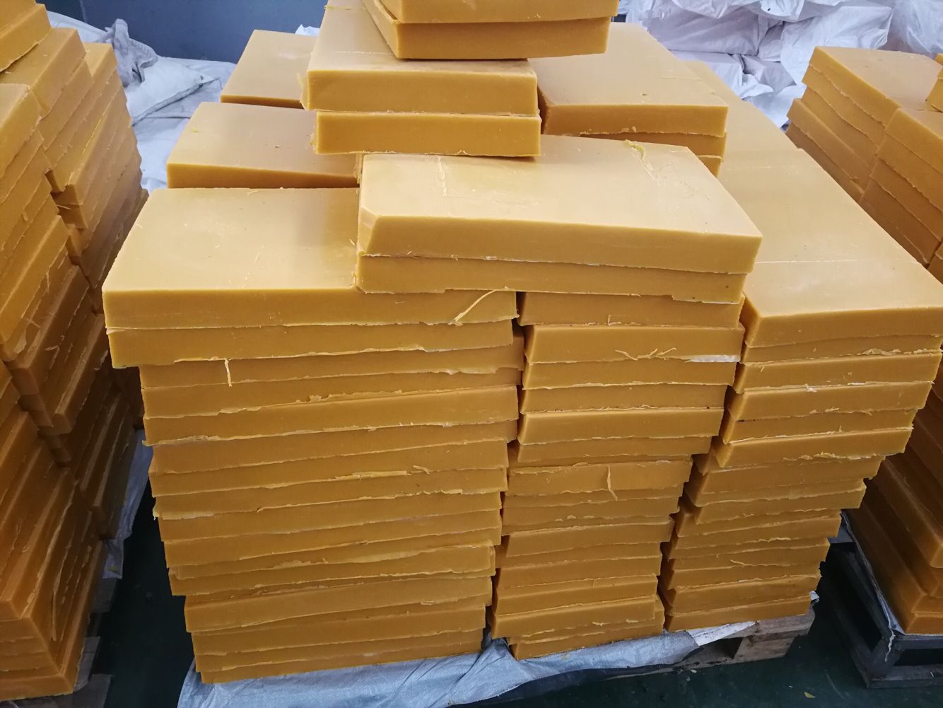 Блок из пчелиного воска класса B для изготовления фундаментальных листов