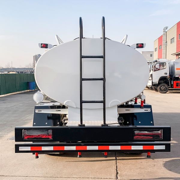 Camion de 4*2 5000 litres à jet d'eau bon marché avec conducteur à droite et moniteur diesel