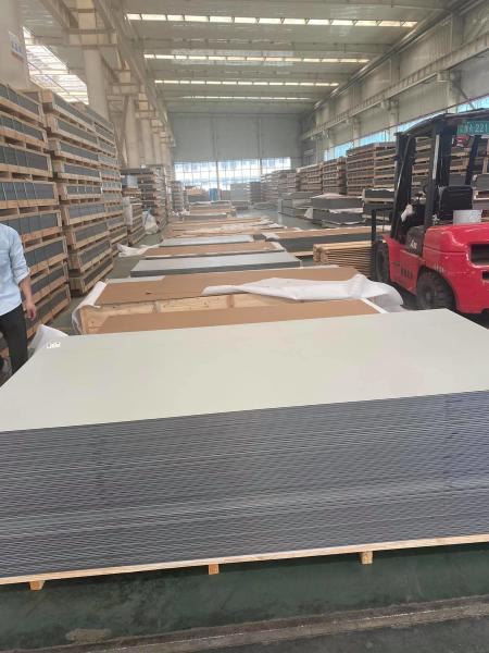 painel composto de alumínio escovado 4mm que constrói a coroação exterior da fachada