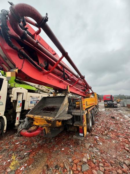 Pompes à béton Pusmeister 42m Vente directe avec 4 essieux pompe à béton