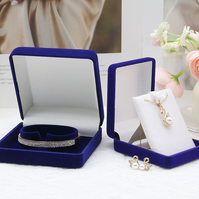 Minimalist Velvet Jewelry Box Packaging Rectangular Design Soft Puffy Cushion Shape