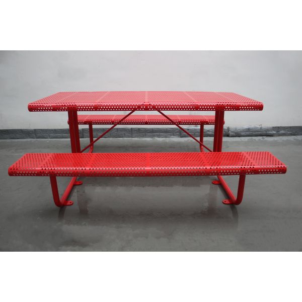 Наружный металлический пикник с двумя скамейками, установленными на поверхности