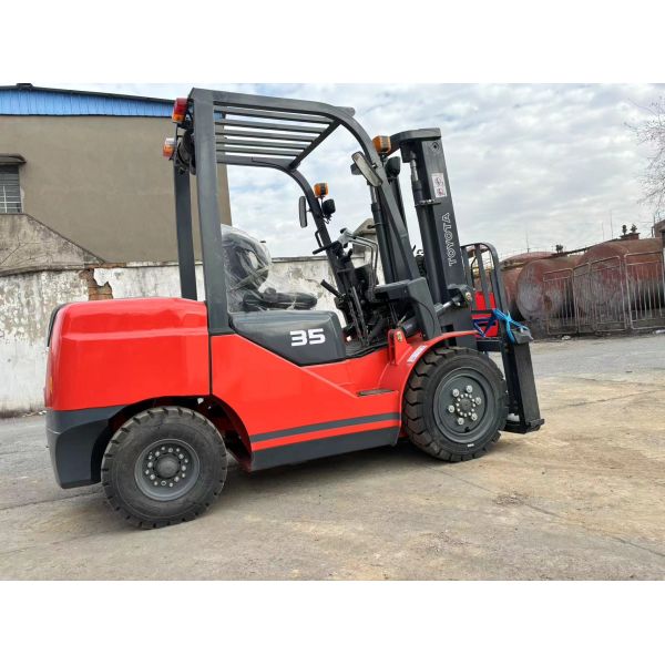 3 Ton Lifting Capacity Japan Forklift with 3.5 Ton Capacity and DC Motor Power Source