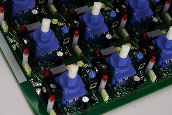 豊富なインターフェースを備えた統合レーザー制御PCBアセンブリ：切断、マーキング、3Dプリンティングに最適