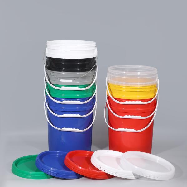 Un seau en plastique de 10 litres avec un couvercle anti-violation pour un lubrifiant plus fin