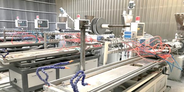 Linha 12MM plástica painel da extrusão do teto do Pvc de 10MM do Pvc que faz a linha de produção da máquina