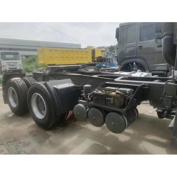 Ручная коробка передач Синий Синотрук Тяжелый грузовик 6*4 Тракторный грузовик Безтрубные шины