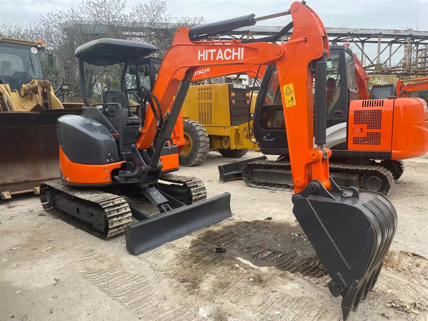 Многофункциональный использованный экскаватор Hitachi Экскаватор Hitachi ZX30U для садов и садов