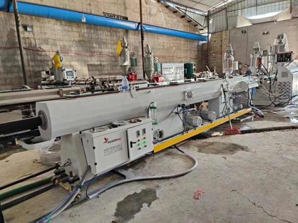 高性能自動挤出機 HDPEプラスチックパイプのための単回螺旋プラスチック挤出ライン