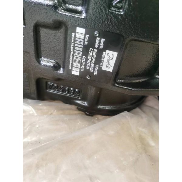 Danfoss 90R100 Series Hydraulic Piston Pump with 100 cm³/rev Displacement for Heavy-Duty Applications and Robust Construction