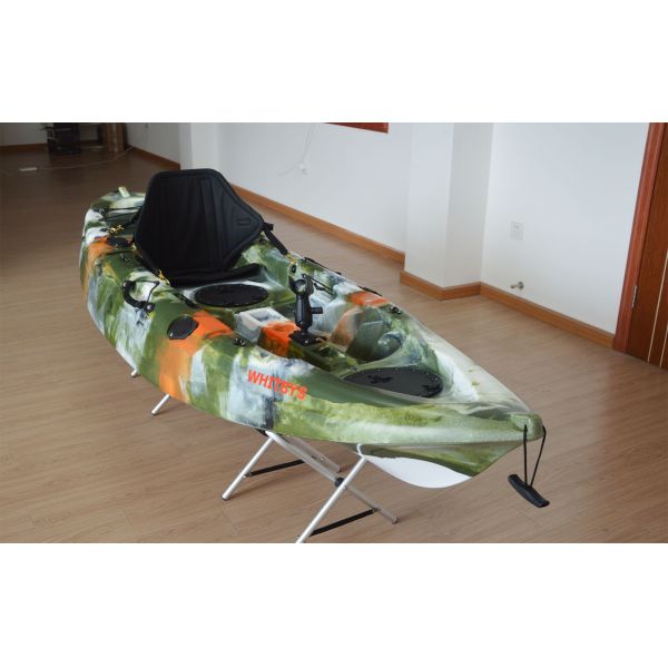 2.7М сидят на верхнем коротком рекреационном путешествуя корпусе армии каяка покрашенном Камо открытом