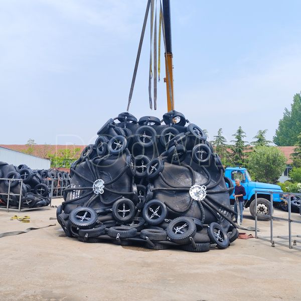 Pneumatic Marine Dock Fender Puncture Resistant Black Yokohama Floating Fenders