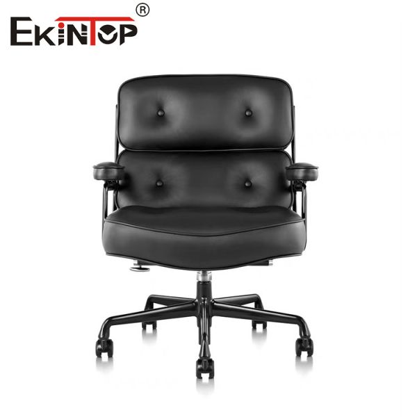 Офисный стул из чёрной кожи со штурвалом