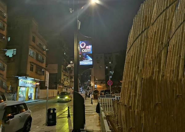 1921 LED Lamp Post Banner , 4500cd Roadside LED Signs P3mm