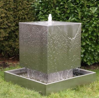 Fonte de água de aço inoxidável de conexão em cascata preta do cubo da água decorativa pública