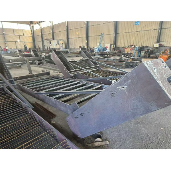 Escaliers extérieurs en acier de qualité industrielle pour chantiers de construction résistants à la corrosion