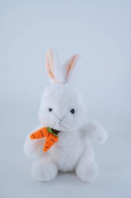 Le lapin blanc jouet en peluche avec écharpe de carotte mignon aux oreilles longues debout animal mou rempli