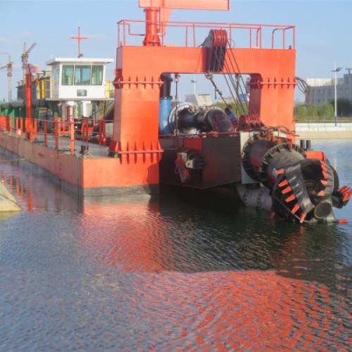 La corona del río es como la cabeza del cortador, la succión, la draga, la profundidad de dragado es de 20 metros.