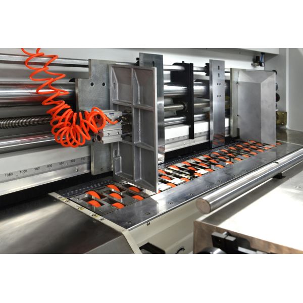 White Steel Flexo Printing Cardboard Box Die Cutting Machine Slotting Depth 420mm