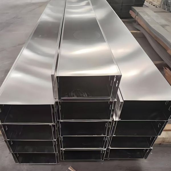 Tipo de ranura de cable no inflamable bandeja de metal alta resistencia a la corrosión en entornos industriales