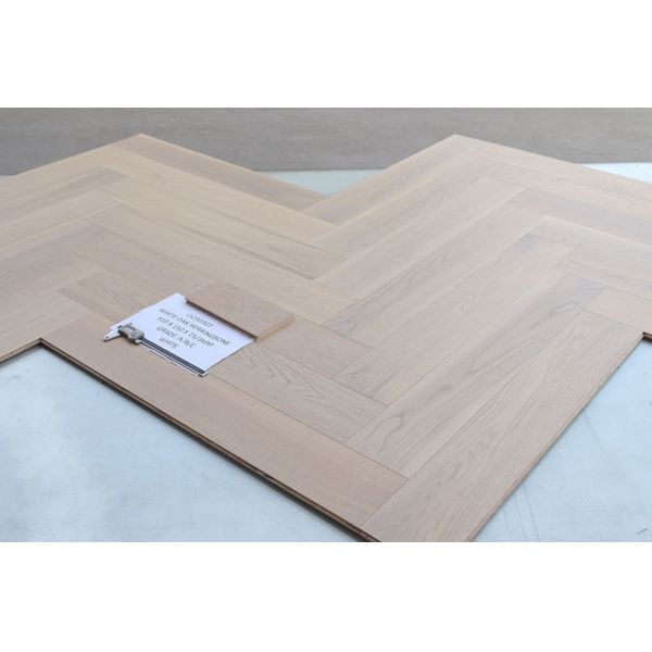 Residential White Oak Herringbone Engineered Flooring 910x150x15mm