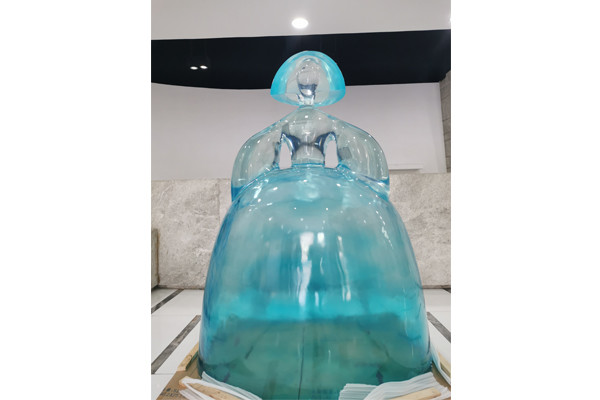 Диаграмма Figurine скульптуры стеклоткани современного искусства на открытом воздухе пловца спорта красный