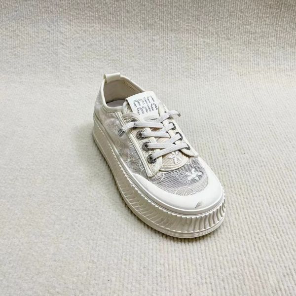 Women casual fashion shoes with breathable meth surface and lace up