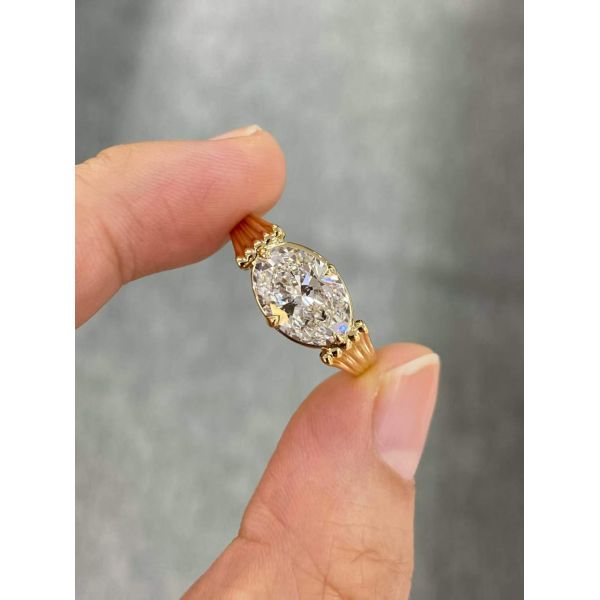 2.13ct Oval de corte brillante de laboratorio Diamante CVD conjunto en oro amarillo 18K Anillo de compromiso