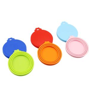 As tampas multicoloridos do alimento dos fornecedores do animal de estimação do