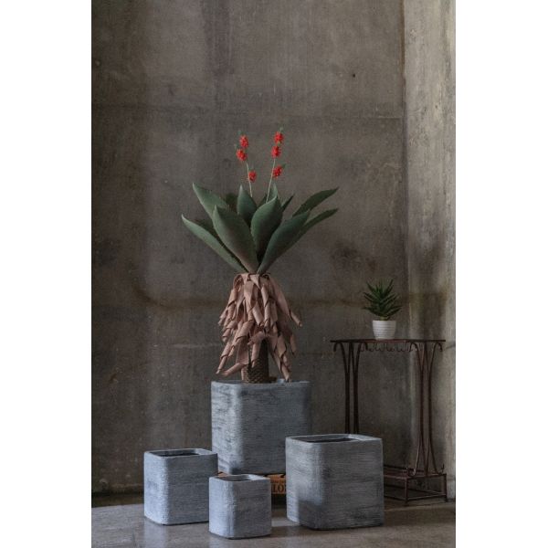 серые баки завода квадрата 5inch, на открытом воздухе серых квадратных баков завода крытое