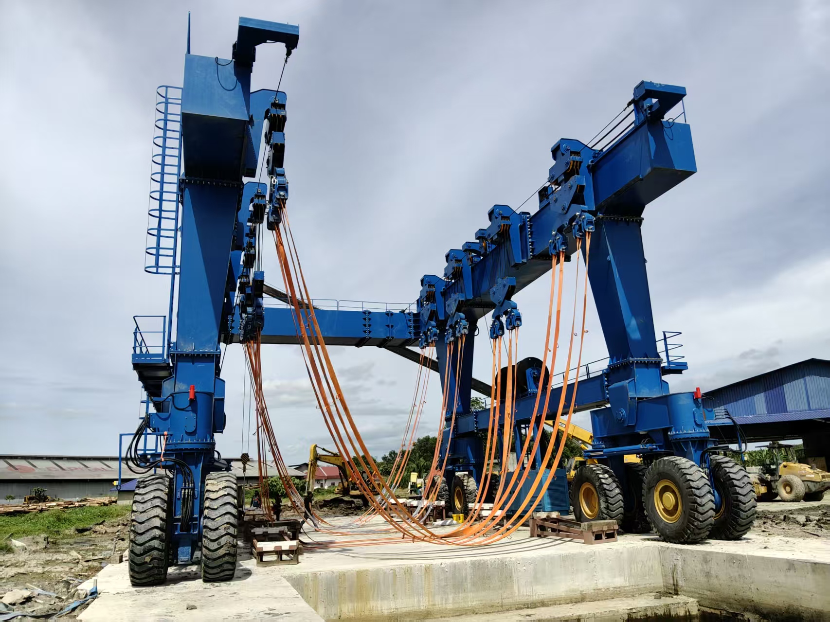 Zehua Heavy Duty Marine Crane 1000 Ton - Specialized for Malaysia Shipyard Boat & Yacht Lifting
