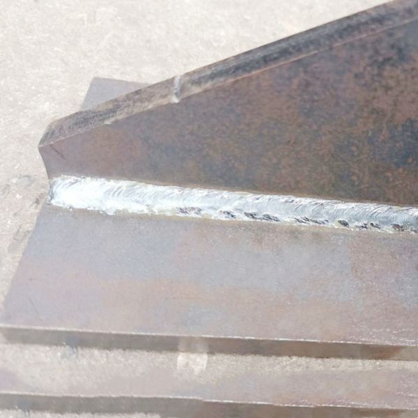 Части изготовленной на заказ точности частей металла оборудования сваривая подвергая механической обработке