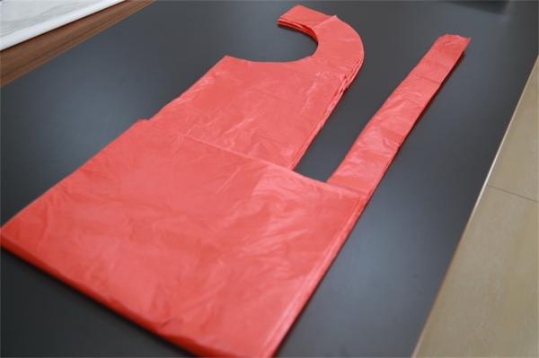 Plastic Polythene Disposable Medical Apron LDPE/HDPE Flat pack Aprons on roll Smooth Embossed Yellow Pink