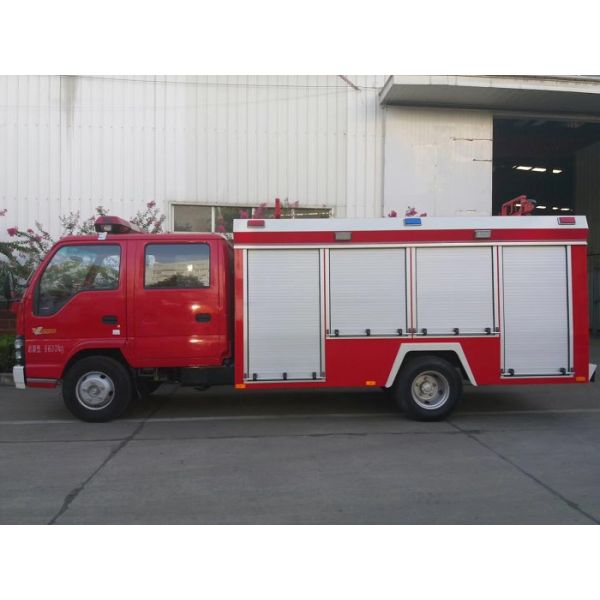 2 Tons ISUZU Firefighter Truck , Small Mobile 2000 Liters Water Tanker Fire Truck