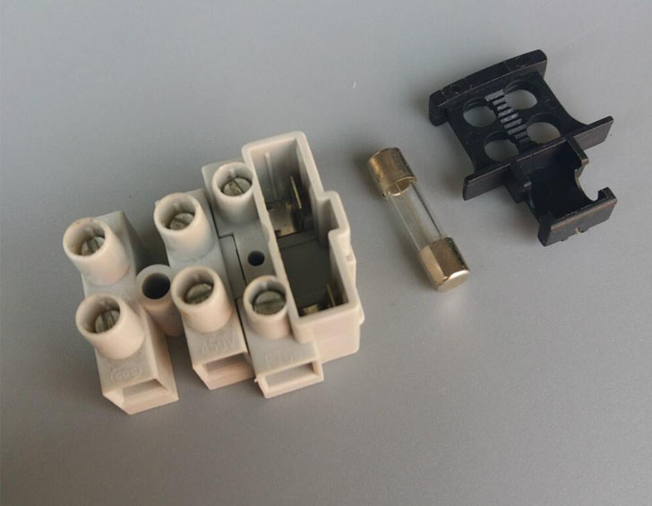 Блок взрывателя поляка 250V 6.3A 5x20 стержня 3 соединения провода FT06 540-3P 450V 15A терминальный
