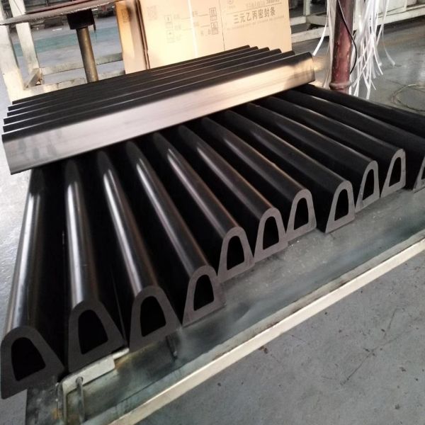 ISO/TS 16949 Сертифицированный судоходный резиновый фендер типа D для судоходных бамперных уплотнительных лент на причале и доке