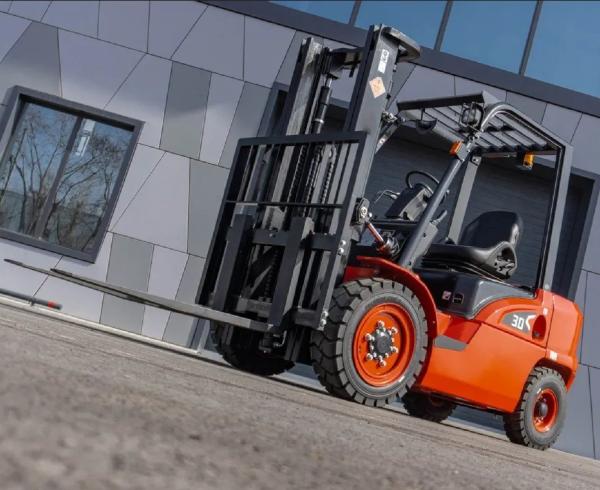 2-4 Ton Diesel Forklift with Euro 3/5 EPA Engine and Fork Width of 550mm or 685mm