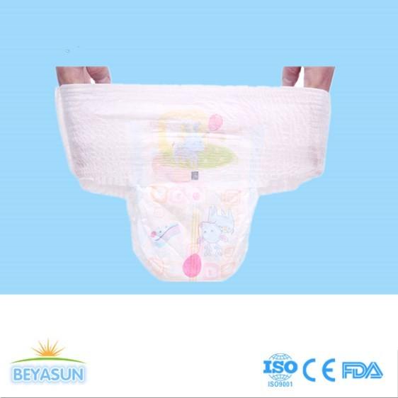Bebê da absorção do cuidado seco o bom levanta calças para o bebê que o cuidado como mima