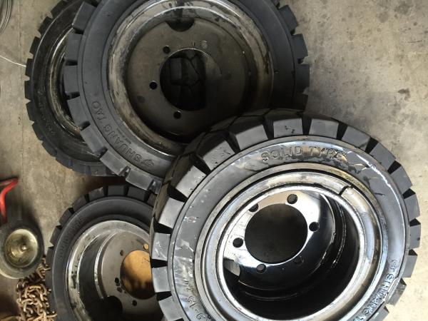 Factory Price 3.5t forklift truck tire 7.00-15, solid tire Steel ring China High Quality 10.00-20 Forklift Solid Tyre