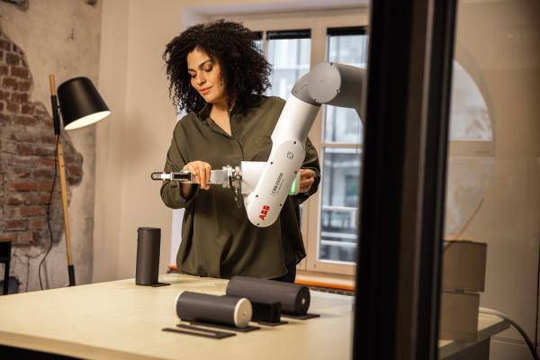 ABB flexível e novo GoFa CRB15000 Cobot com o prendedor do robô de SFG para o robô colaborador da picareta e do lugar