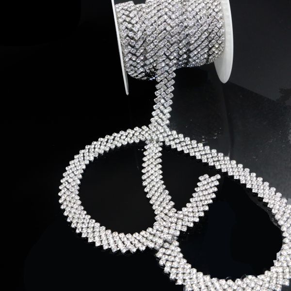 1.5cm Wide Silver Rhinestone Necklace Copper Material For Women Clothes ODM